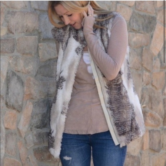 Cabi Aspen Faux Fur Vest Size Medium - Picture 3 of 16